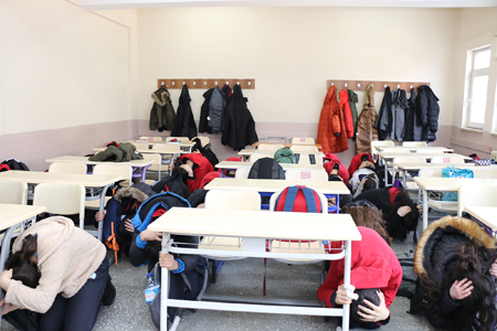 İlimizdeki Tüm Okullarda Deprem Tahliye Tatbikatı Gerçekleştirildi