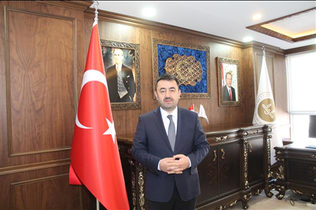 İnsanları Karanlıklardan Aydınlığa Çıkaran Bir Hidayet Rehberidir