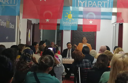 İyi Partiye Katılan Kadın Üyelere Rozetleri Takıldı