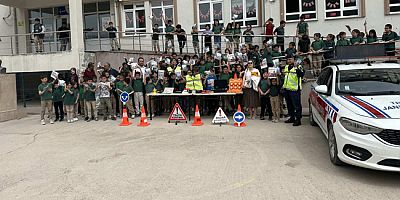 Jandarma, Öğrencilere Trafik Eğitim Seminerleri Düzenledi