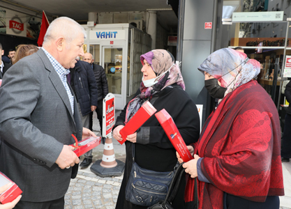 Kadınlar Gününü Karanfille Kutladı