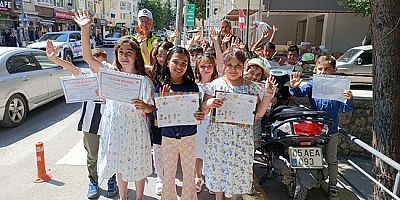 Karne Sevinçlerini Trafik Polisiyle Paylaştılar