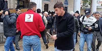 Kızılay Cuma Namazı Çıkışında Ramazan Kampanyasını Vatandaşlara Anlattı