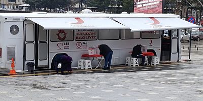 Kızılay Kan Bağış Aracı Meydanda Vatandaşlarla Buluştu