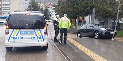 Kontrolden Çıkan Otomobil Kaldırıma Çıkıp Elektrik Direğine Çarptı