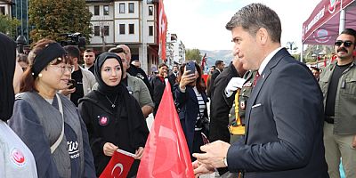 Koreli Kadın, Cumhuriyet Coşkusuna Ortak Oldu, Valiye Türk Bayrağı Hediye Etti