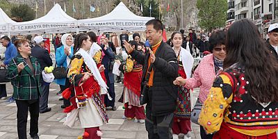 Koreli Turistten Meydanda Oyun Havası Performansı