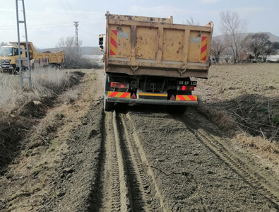 Köy İçi Yol Yapımı Ve Bakımı Devam Ediyor