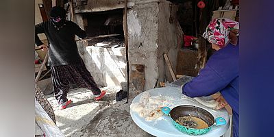 Köy Kadınlarından Ramazan Sofralarına Ekmek Hazırlığı