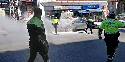 KPSS’de Görev Yapan Polisler, Yanan Otomobile Tüplerle Müdahale Etti