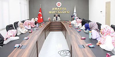 Kur’an Kursu Öğrencileri Filografi Çalışmasını Hediye Etti