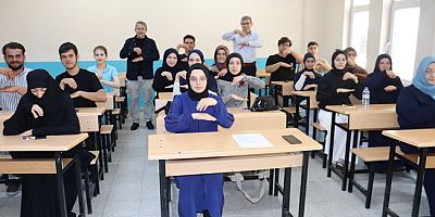 Kursiyerler İşaret Dilini Kamyon Arkası Yazılarıyla Öğreniyor
