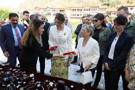Kursiyerlerin El Sanatları Sergisinin Açılışı Yapıldı