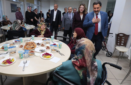 Masatlı Çifti, Suluova Huzurevi Sakinleriyle İftarda Bir Araya Geldi