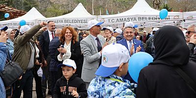 Mavi Renk Balonlar Dünya Otizm  Farkındalık Günü İçin Havalandı