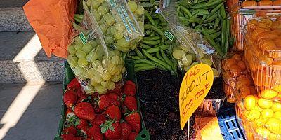 Meyve Tezgahlarında Yaz Rüzgarı: Çilek, Üzüm ve Karadut