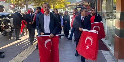MHP İl Başkanlığı Esnaflara Bayrak Dağıttı