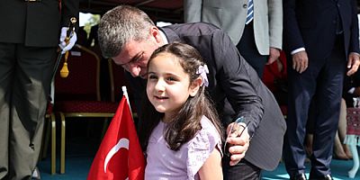 Minik Helin’in Bayraklı Selamı, Vali Bakan’ı Gururlandırdı