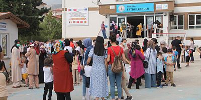 Minik Öğrenciler  Bugün Okula Başlıyor