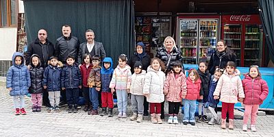 Minik Öğrenciler Harçlıklarıyla Bakkalın Veresiye Defterini Kapattı