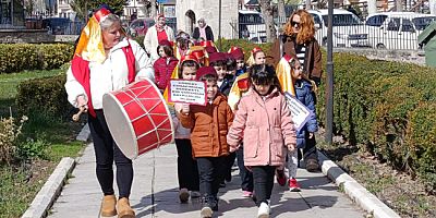Minikler Davul Eşliğinde Mani Söyledi, Bahşişlerle Akranlarına Bayramlık Alacak