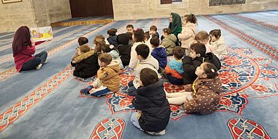 Minikler Kitabı Her Yerde Okudu ve Okuttu