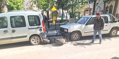 Motosiklet Hafif Ticari Araca Çarptı; O Anlar Kamerada