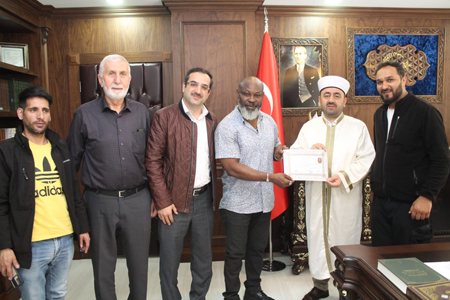 Nijeryalı Daniels Şehadet Getirerek Müslüman Oldu