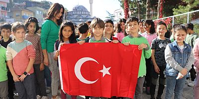 Öğrenciler Filistinli Çocuklar İçin 1 Dakikalık Saygı Duruşunda Bulundular