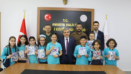 Öğrenciler İl Müdürü Türkmenle Başarı Sevinçlerini Paylaştılar