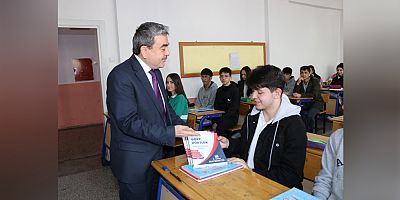 Öğrencilere Yardımcı Kaynak Kitap Destek Paketi Verildi