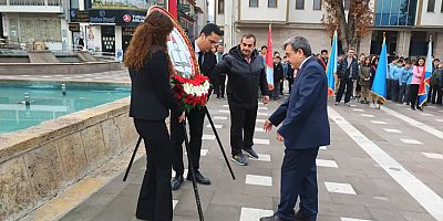 Öğretmenler Atatürk Anıtına Çelenk Koydu