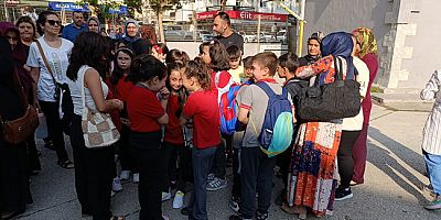 Öğretmenleri Değişen Öğrenci ve  Veliler Derse Girmeyerek Protesto Etti