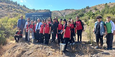 Öğretmenlerini Mezarı  Başında Dualarla Andılar