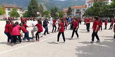 Okul Bahçeleri Çocuk  Oyunları ile Şenlendi