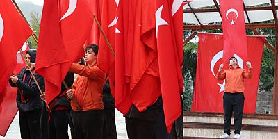 Ortaokul Öğrencisinden Yağmur Altında Bayrak ve Atatürk Hassasiyeti