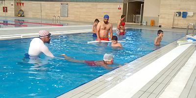 Otizmli Çocuklar  Yüzme Öğreniyor