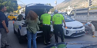 Otomobil Gelinlik Dükkanına Girdi, Facia Ucuz Atlatıldı
