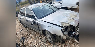 Otomobil Trafik Levhasına Çarpıp Takla Attı Sürücüsü Yaralandı