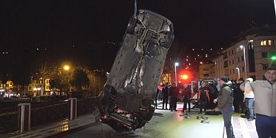 Otomobil Yeşilırmak'a Uçtu;1 Ölü, 1 Yaralı