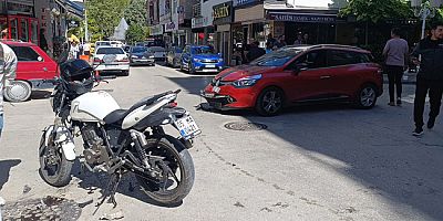 Otomobille Çarpışan Motosiklet Sürücüsü Yaralandı