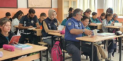 Polisler Öğrencilerle  Birlikte Kitap Okuyor