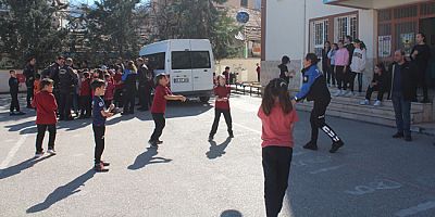 Polisler ve Öğrenciler  Arasında Dostluk Maçı