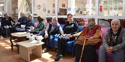 Polislerden Huzurevindeki Annelere Anlamlı Ziyaret