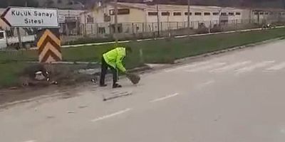 Polislerden Örnek Davranış: Yolu Süpürgeyle Temizlediler