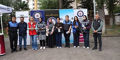 Polisten Üniversite Öğrencilerine  “El Ele Güvenli Geleceğe” Standı