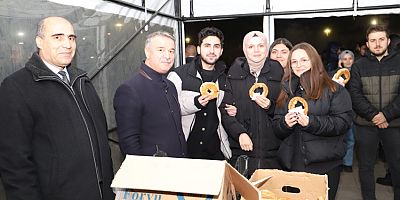 Rektör Elmacı’dan Öğrencilere Simit Çay İkramı