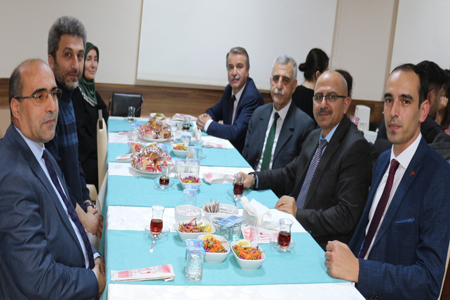 Rektör Elmacı Öğrencilerle İftar Yemeğinde Buluştu