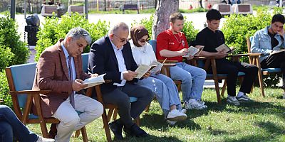 Rektör Turabi Gençlerle Birlikte Açık Havada Kitap Okudu