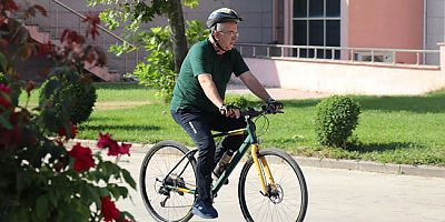 Rektör Turabi, Mesaiye Bisikleti ile Başlıyor